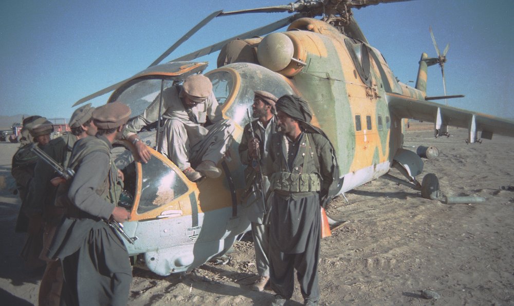 Mi-24 AAF derribado e inspec x lider mujaidin Sayyid Gailani.jpg