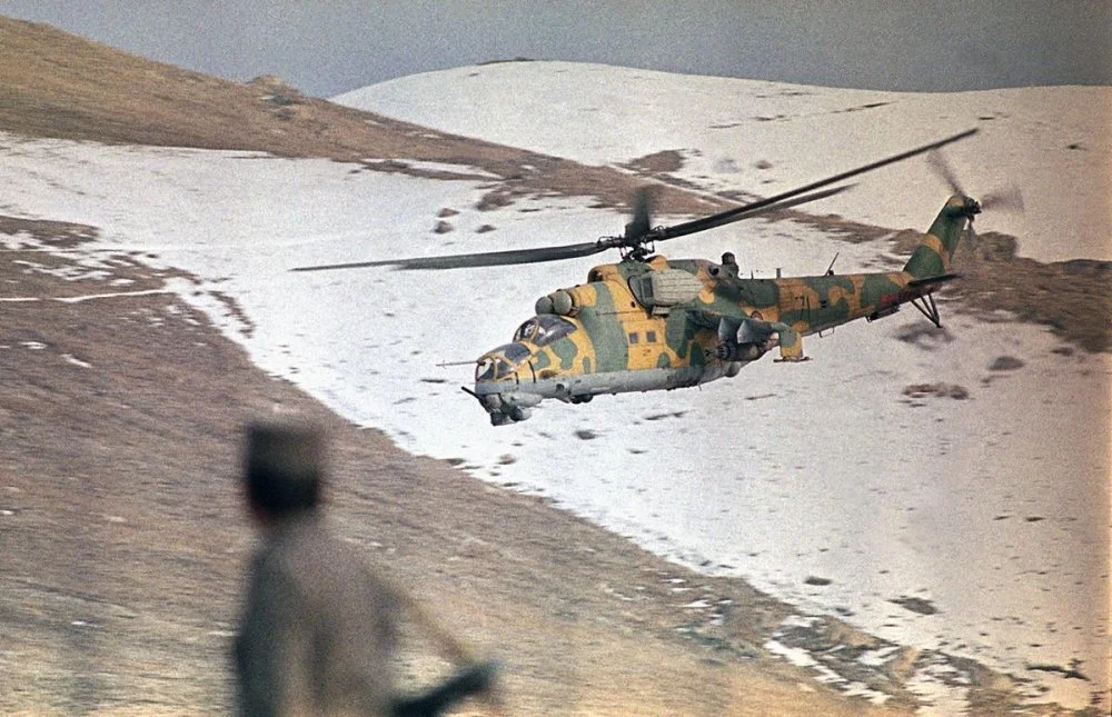 Mi-24 AAF protege convoy a Kabul sobre ruta Salang, 30-1-1989 (Liu Heung Shing)-.webp