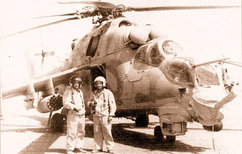 Mi-24 V-VS en Afganistan 06 con pilotos.jpg