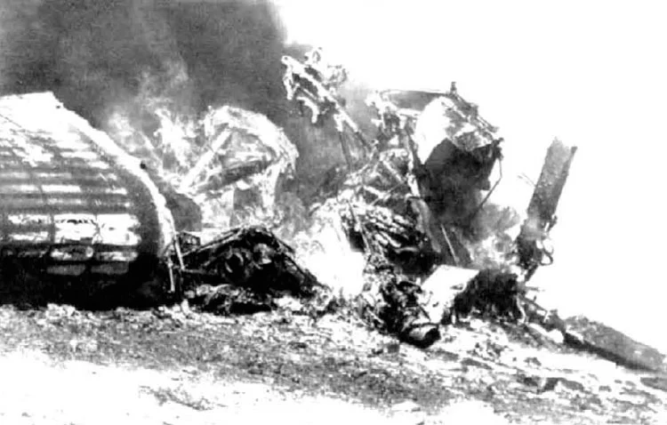 Mi-24 V-VS en Afganistan 40, ardiendo tras derribo por Stinger cerca Shivukala, 1988.jpg