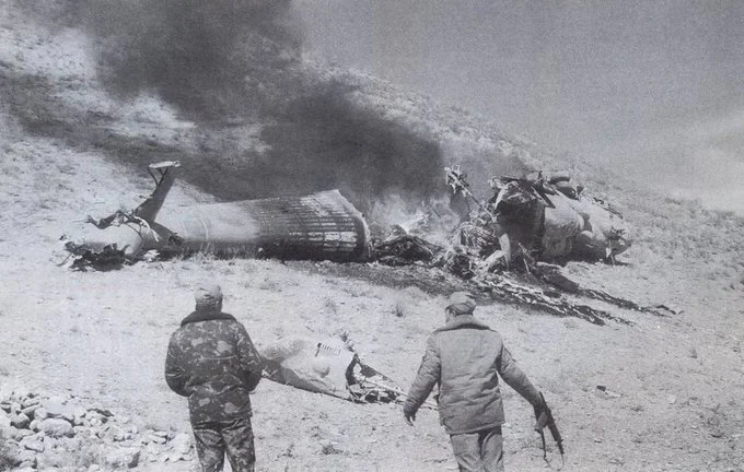 Mi-24 V-VS en Afganistan 41, ardiendo tras derribo por Stinger cerca Shivukala, 1988.jpg