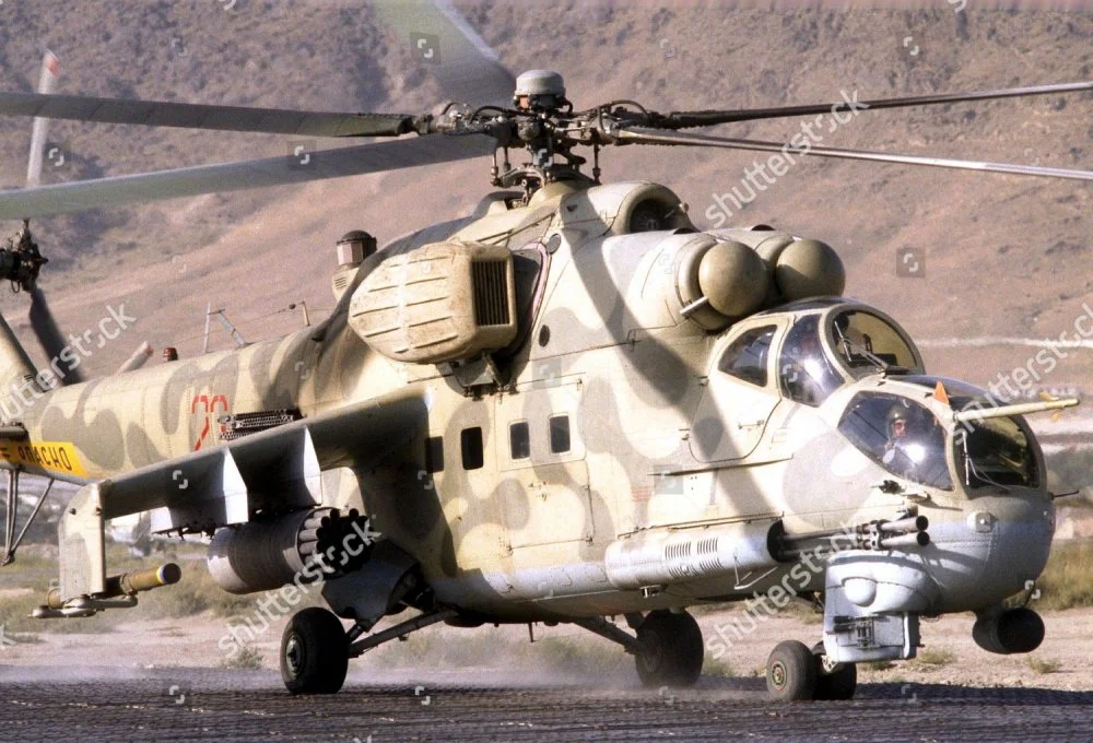 Mi-24 V-VS en Afganistan 70, Kabul 1988 (John Voos).jpg