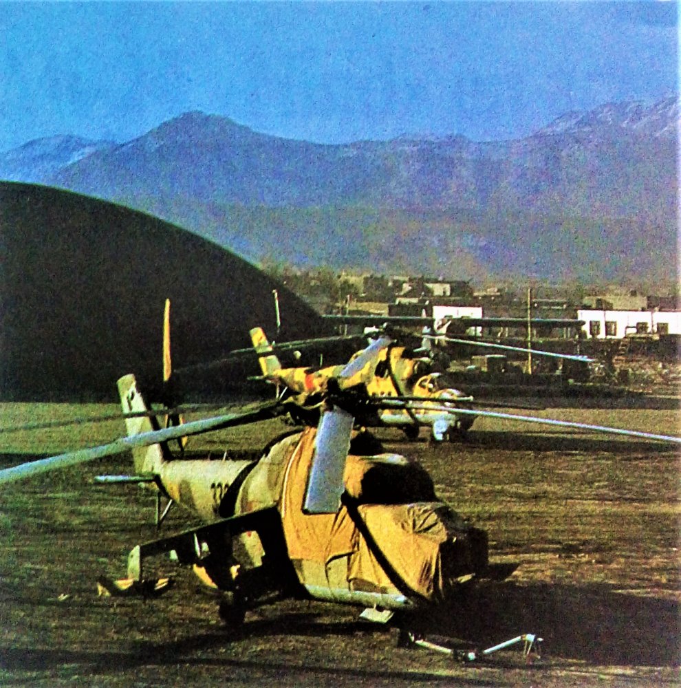 Mi-24A V-VS en Afganistan con Mi-24P AAF.jpg