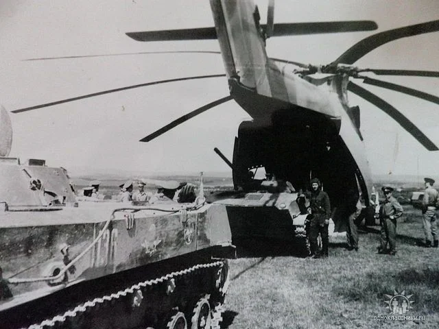 Mi-26 unloading BMD-1's.webp