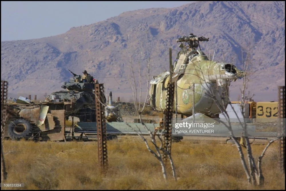 Mi-8 AAF abandonado en aeropuerto Kandahar 15-12-2001 con tropas US-.webp