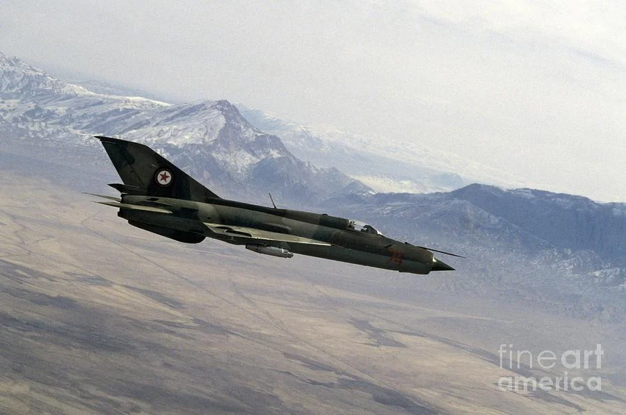 MiG-21 AAF 046, MF en picado (A. Solomonov).jpg