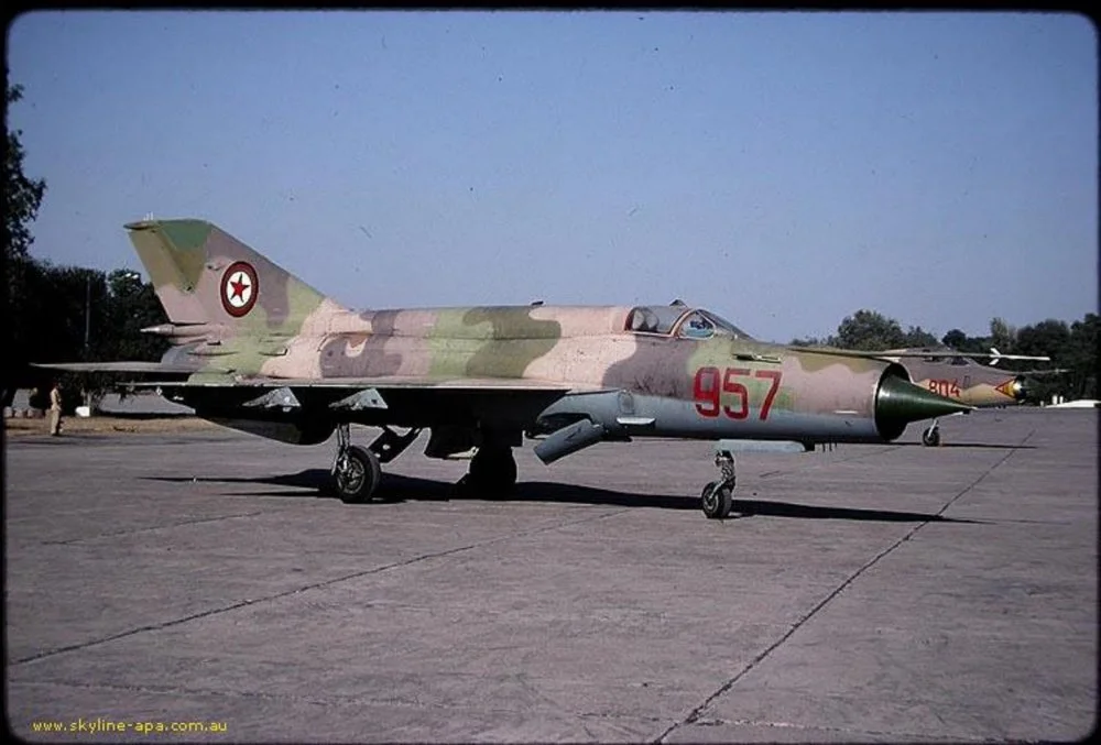 MIG-21 AAF 054 bis con Su-22M4 huidos a Pakistan, 1989.JPG