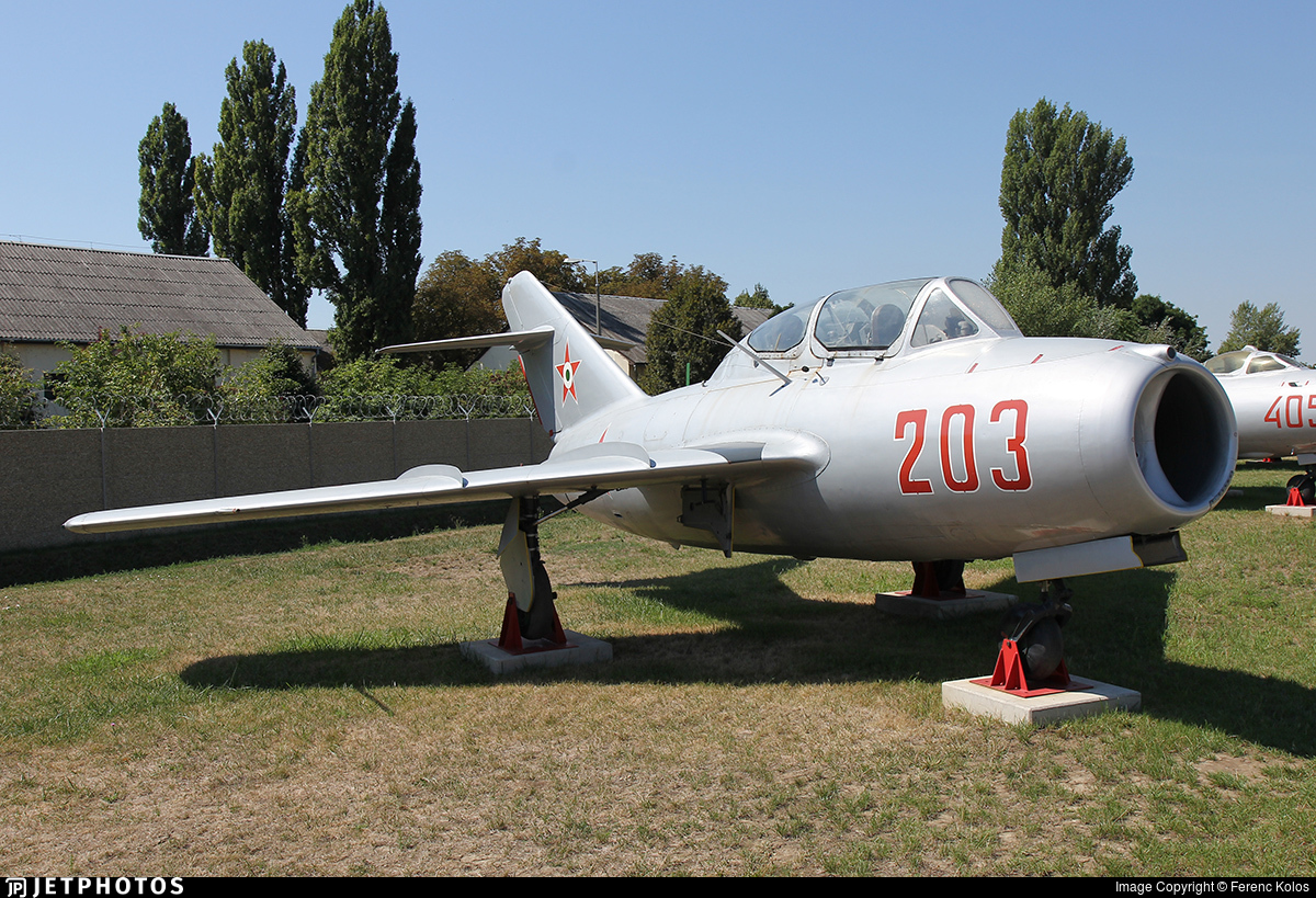 Mikoyan-Gurevich MiG-15UTI Midget.jpg