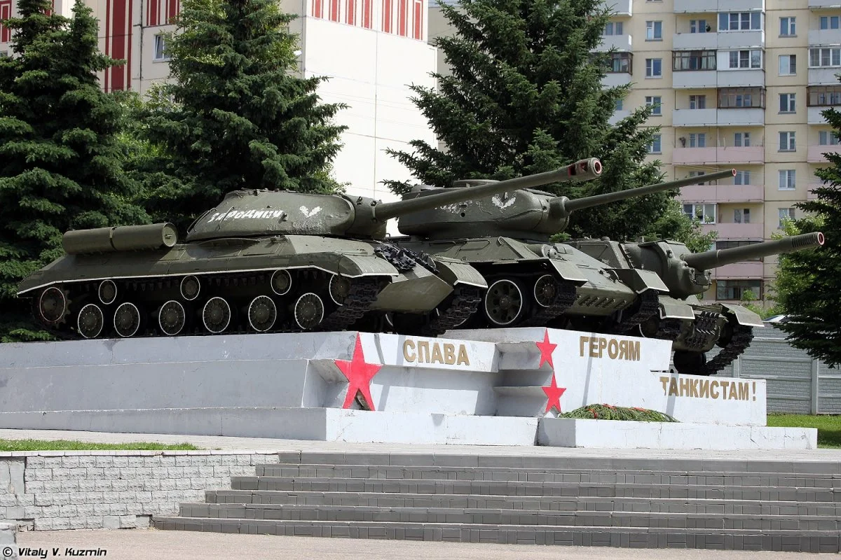 Monument to the tankmen at the 4th division's checkpoint.webp