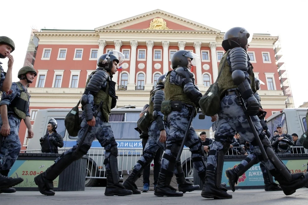 moscow-riot-police.webp