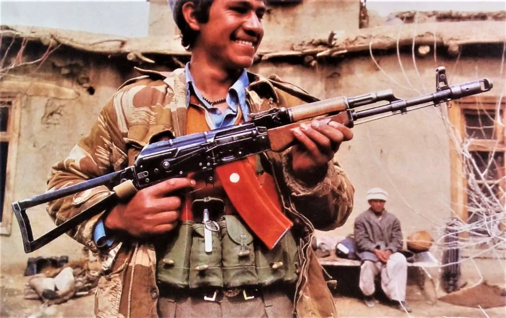 Mujahidin con AK-74.webp