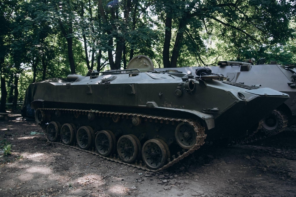 n-battle-tank-mbt-and-a-btr-d-apc-v0-mgflwejchz9d1.jpg