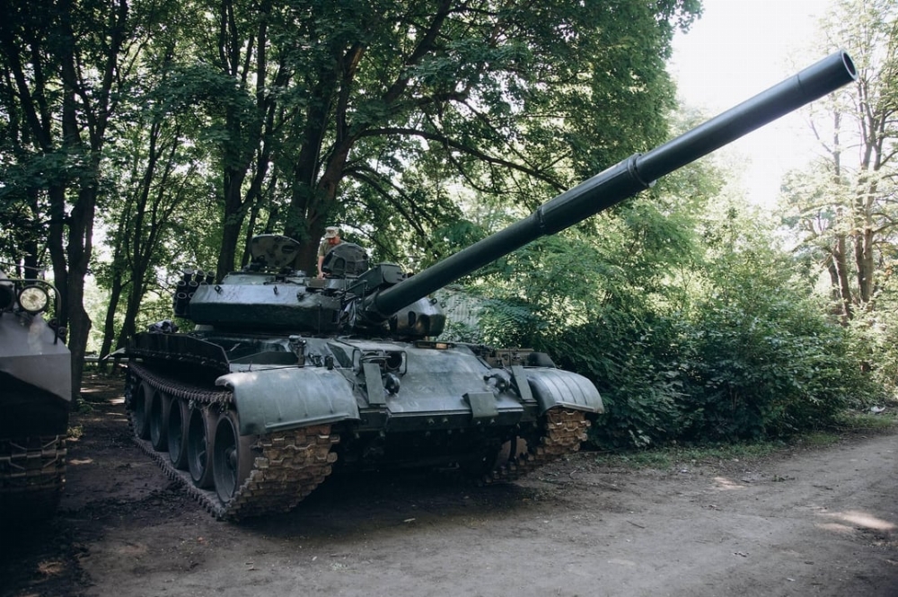 n-battle-tank-mbt-and-a-btr-d-apc-v0-zf480fjchz9d1.jpg
