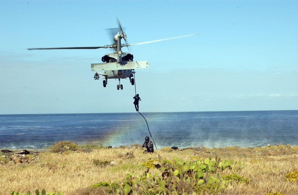 navy-seal-photos-island-assault-4.jpg