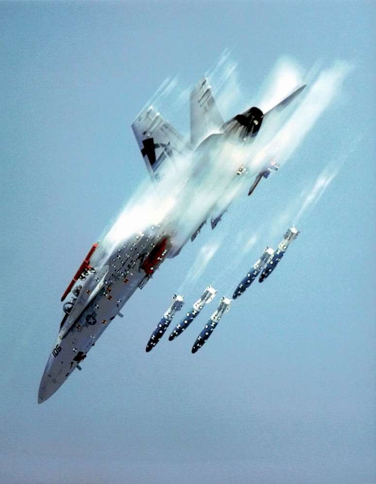 Navy_020700-N-1272P-001_F-A-18_Hornet_weapons_test.jpg
