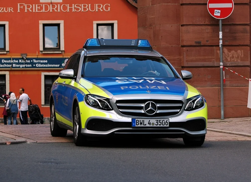 nd_-_Mercedes-Benz_-_Polizei_-_2018-08-26_13-13-41.webp