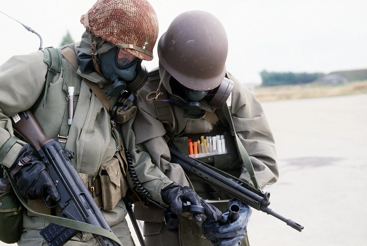 Norwegian_soldiers_w_respirators_and_radio.webp