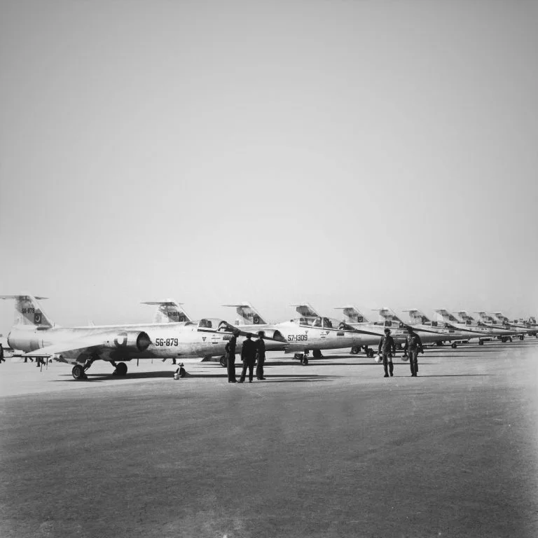 Pakistani F-104A (56-879) & F-104B (56-1309) lined up at Sargodha AB (mid 1960s).webp