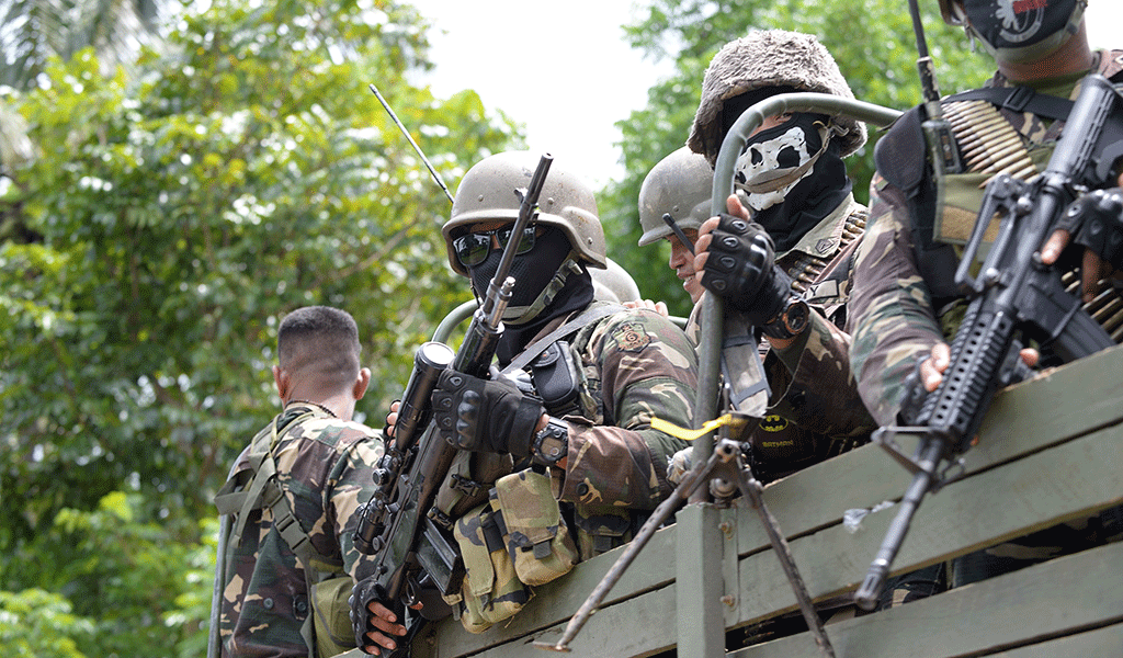 Philippines-Soldiers-Marawi-Ted-Algibe-GettyImages-688038396-size-1024-600-1024x600.gif