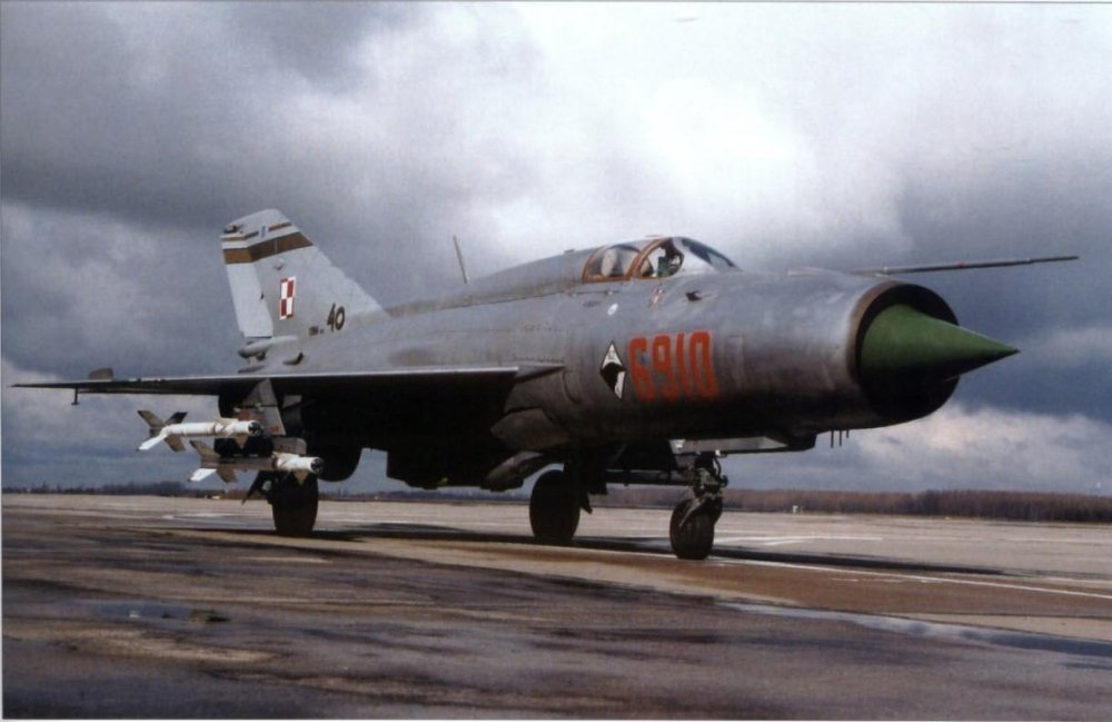 Polish MiG-21PFM (6910 red) fitted with 4 R-3S (1).jpg