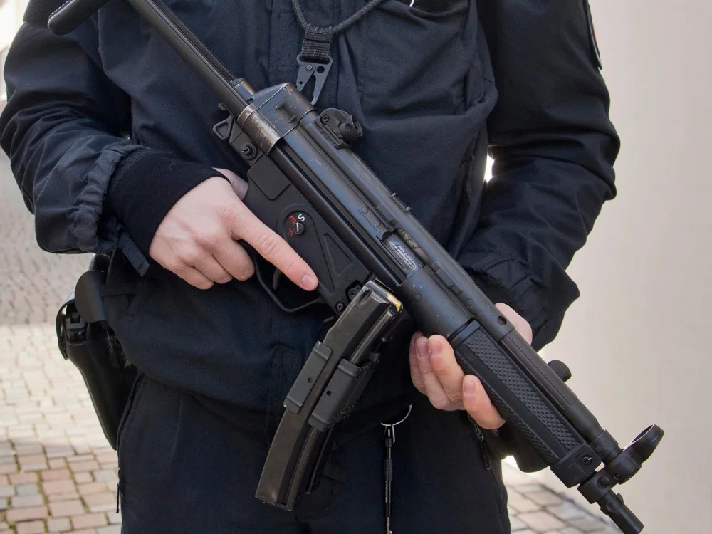 polizei-heckler-und-koch-MP5-100~_v-HintergrundL.webp