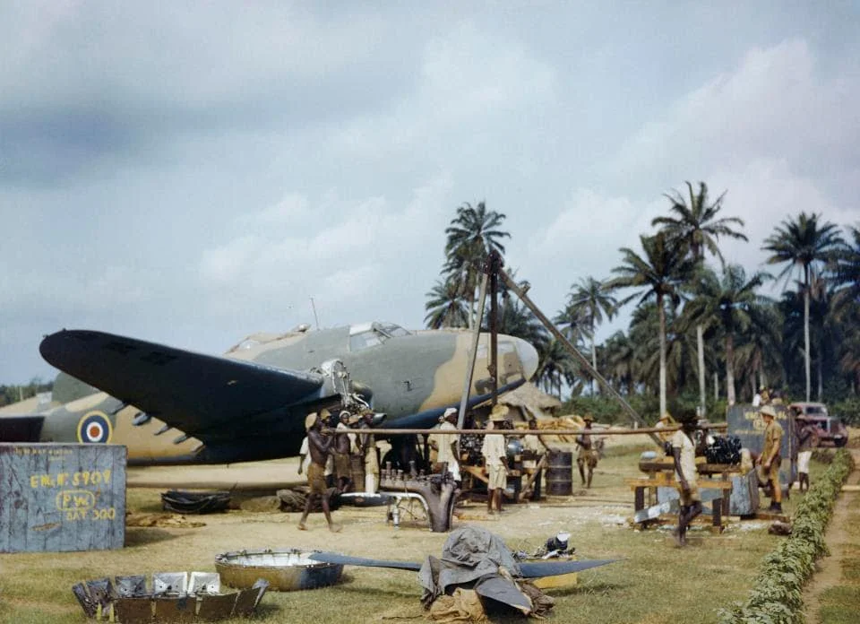 RAF fitters change the engine of a Lockheed Hudson.webp