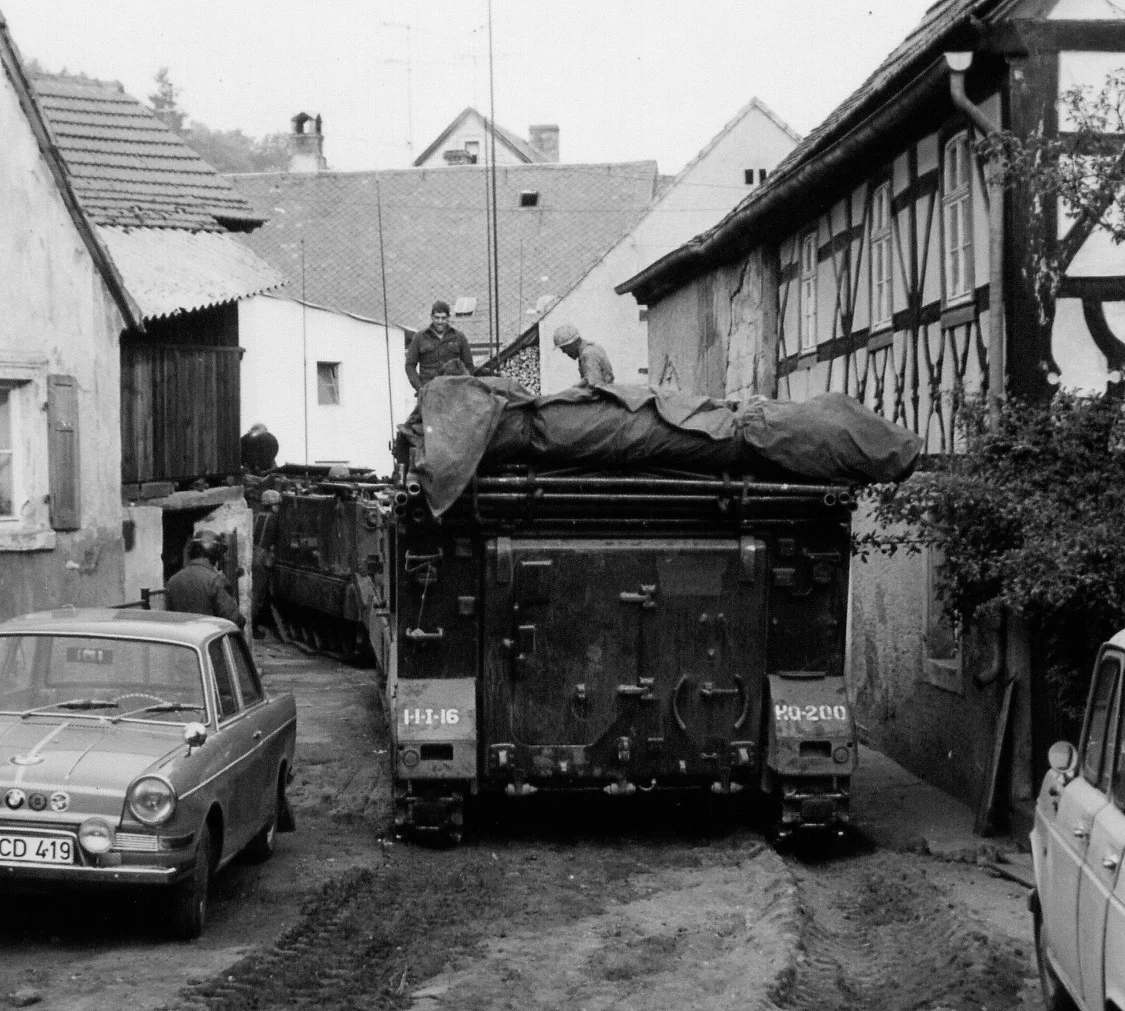 reforger_2_us_army_dippach_m113_in_dippach_in_der_gasse.webp