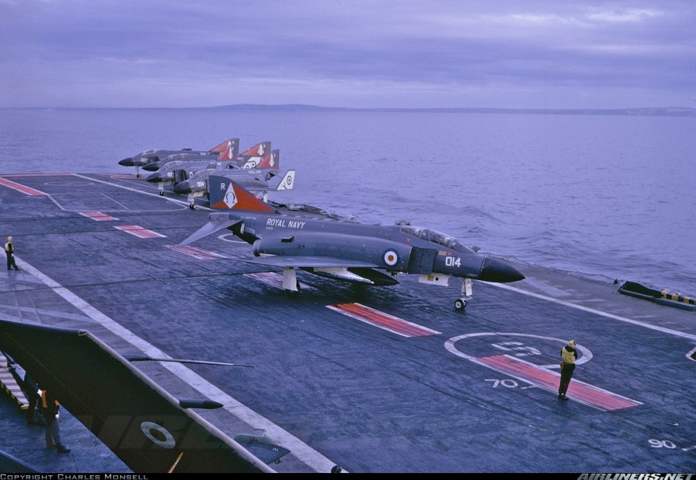 Royal Navy F-4K (XV570, 2995-0028, 014) near Scotland (20 April 1971).jpg