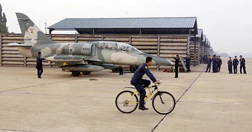 royal-thai-air-force-rtaf-maintainers-assigned-to-wing-1-military-air-base-2baa13-small.webp