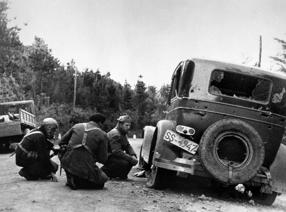 rs-during-the-battle-of-Mount-Solluve.-Robert-Capa.webp