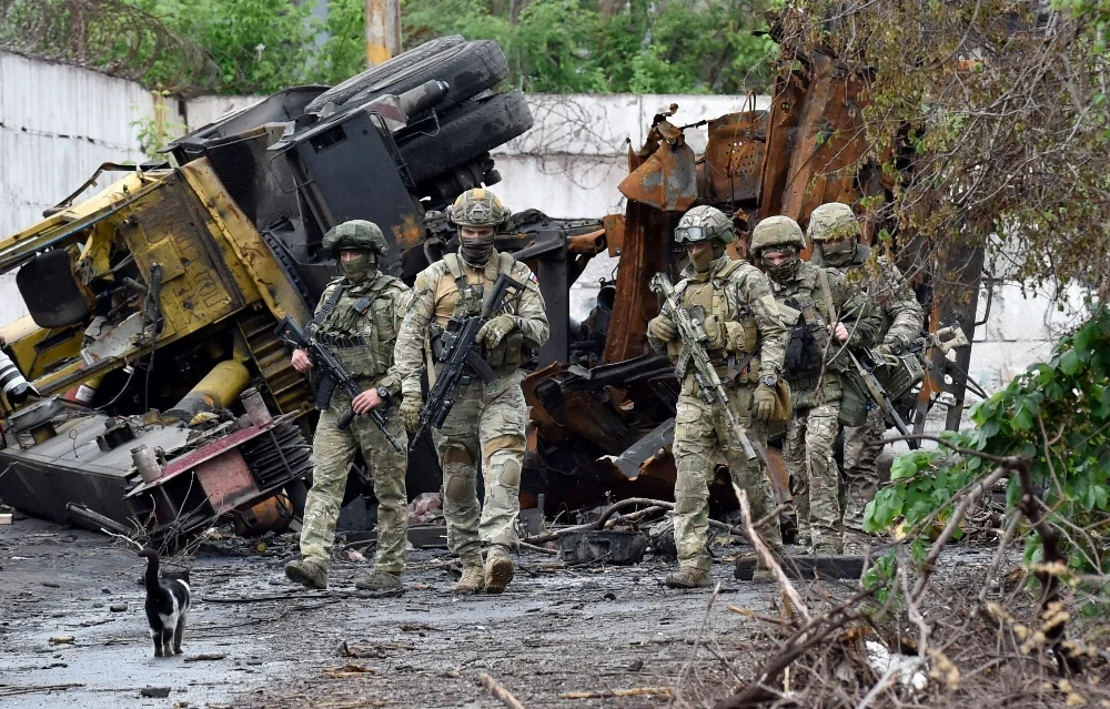 russian-servicemen-mariupol.jpg