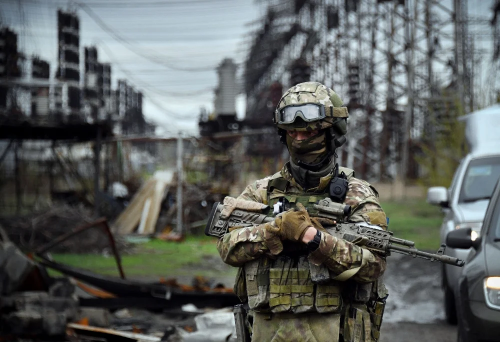 russian-soldier-stands-guard-luhansk.webp