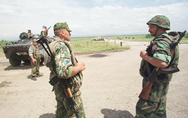 Russian soldiers checking Pristina airport.6-99.jpg