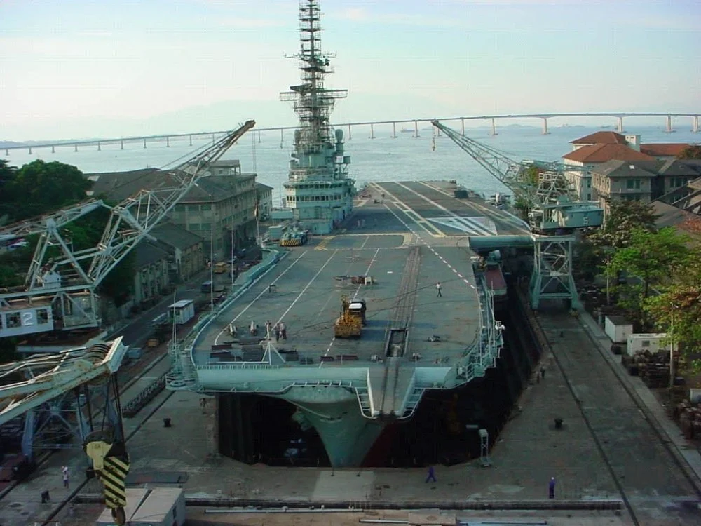 São Paulo (A12) in drydock at Rio de Janeiro Navy Yard (2015).webp