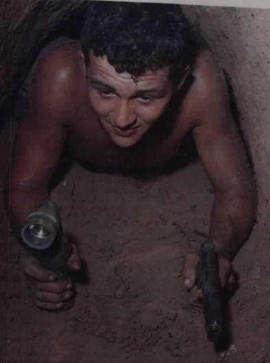 Sgt._Ronald_A._Payne_Tunnel_Rat-Vietnam_War,_1-24-1967.png