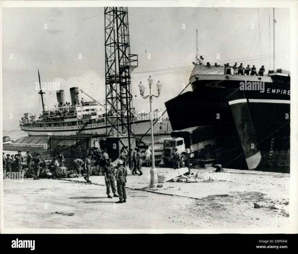 shore-at-port-said-original-pictures-troops-E0PR4W.jpg