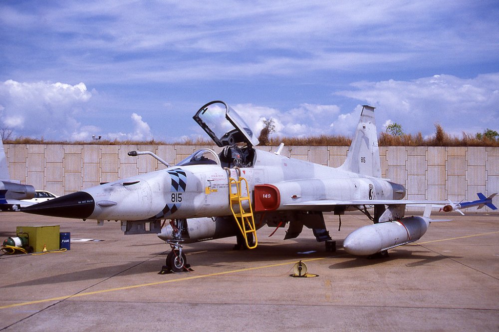 Singaporean F-5E (815) at Darwin (July 1990).jpg