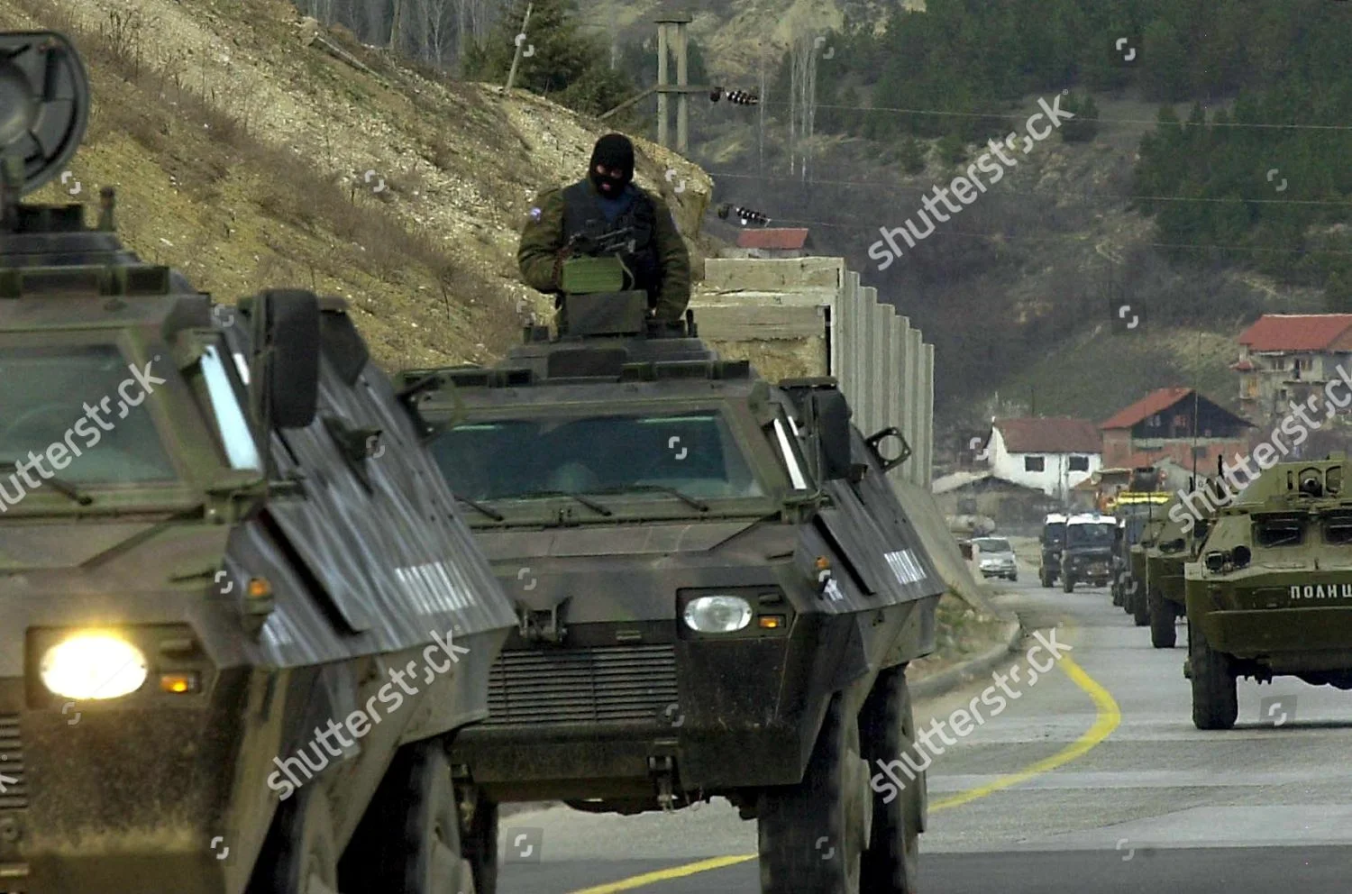 sko01-police-convoy-mar-2001-shutterstock-editorial-8483976a.webp