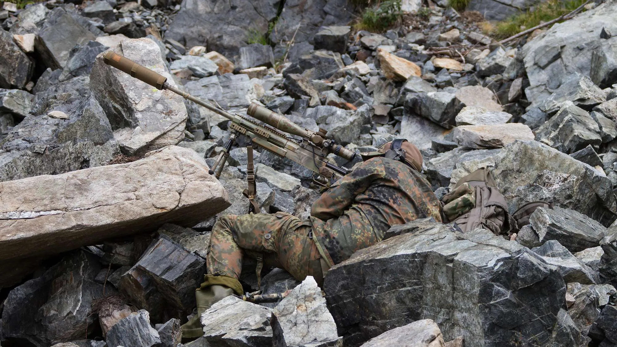 soldat-liegt-mit-dem-gewehr-g29-im-steinbruch.webp