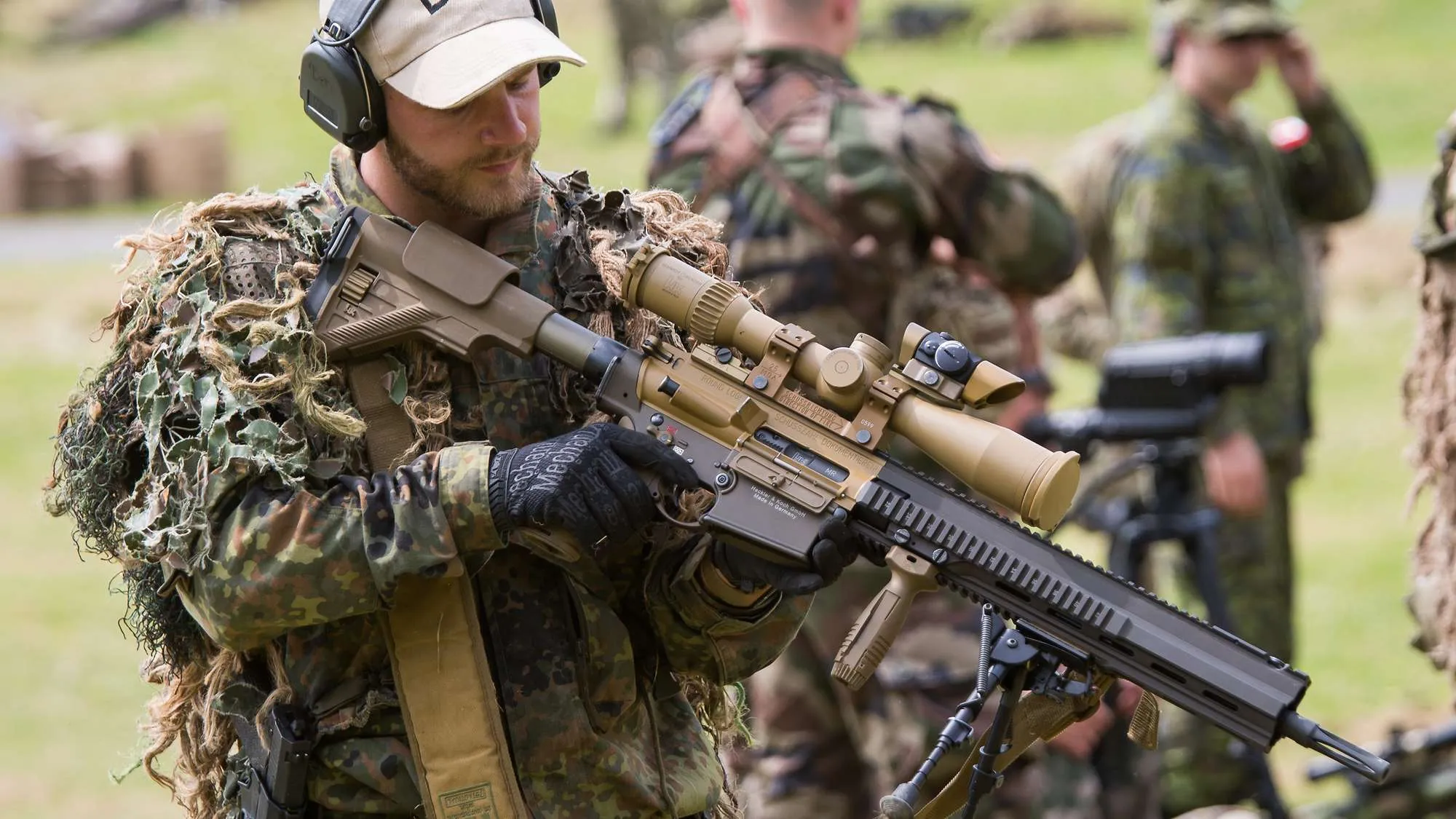soldat-steht-und-haelt-gewehr-g28.webp