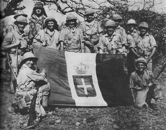 Soldiers of the 1st Infantry Division captured italian flag East Africa, 1941.jpg
