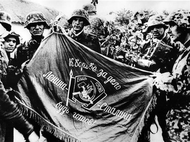 Soldiers of the SS Division Das Reich captured Soviet flag.jpg