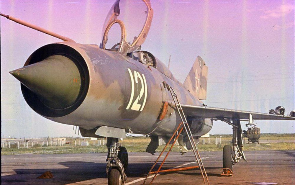 Soviet MiG-21PF (121) at Kamen Na Obi VVS Academy.JPG