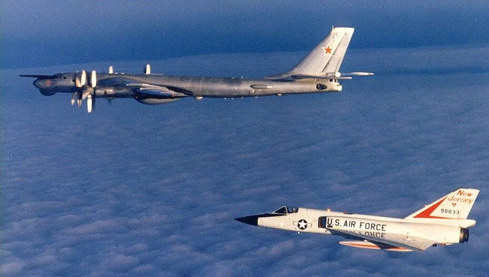 Soviet Navy T-95RT intercepted by USAF F-106A of New Jersey ANG.webp