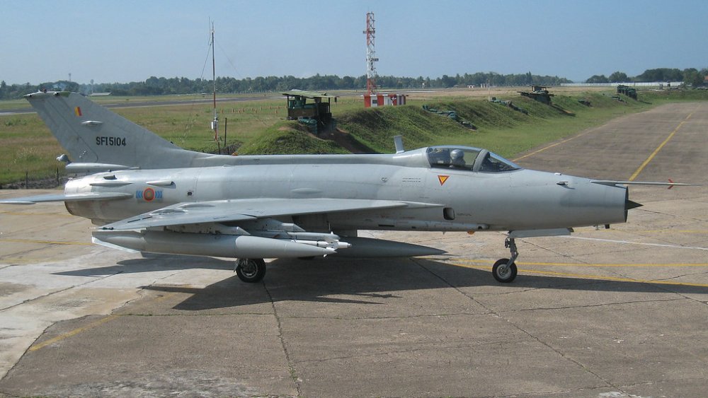 Sri Lankan F-7GS (SFI5104) taxiing (before 2017).jpg