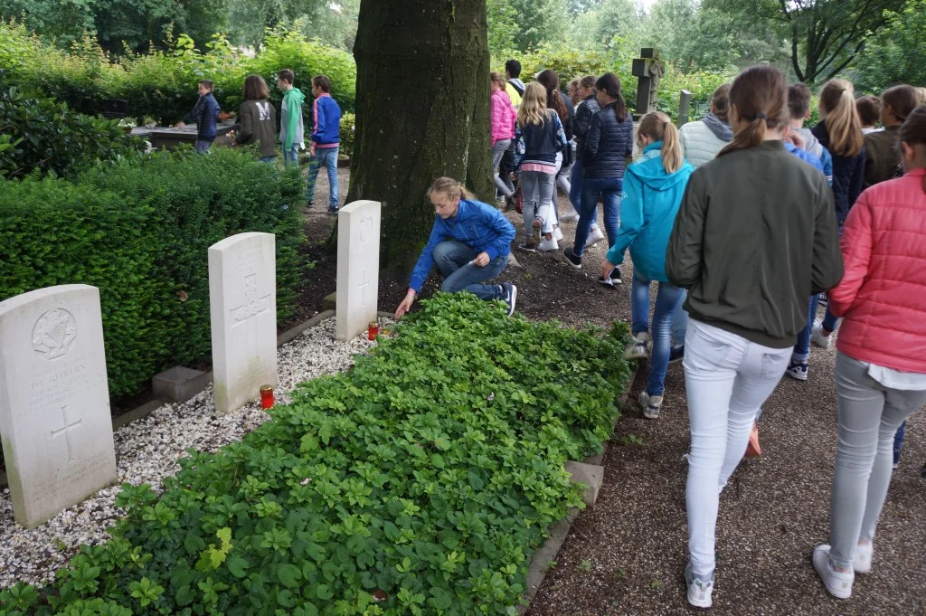 St O-Dutch children with graves.webp