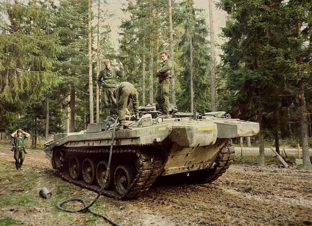 stridsvagn-103-i-skövde-trakten-80-tal-v0-dliegcf6guec1.jpg