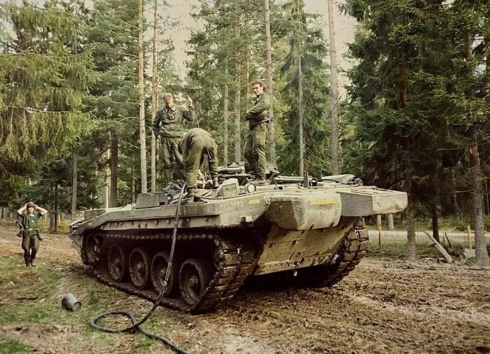 stridsvagn-103-i-skövde-trakten-80-tal-v0-dliegcf6guec1.webp