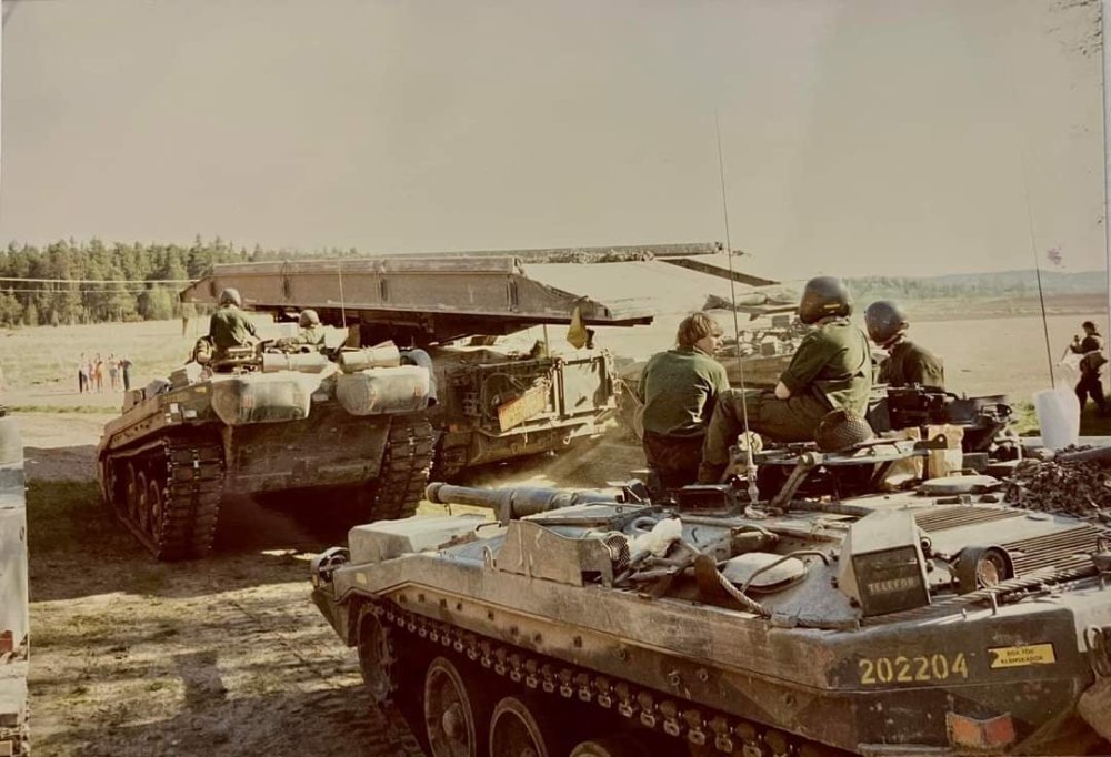 stridsvagn-103-i-skövde-trakten-80-tal-v0-jfobgmp6guec1.jpg