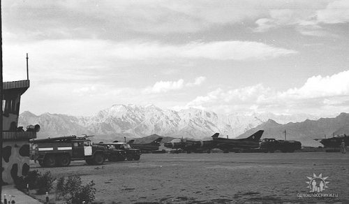 Su-22M4 355 Regiment AAF with MiG-21U 27 GvIAP in Bagram.jpg